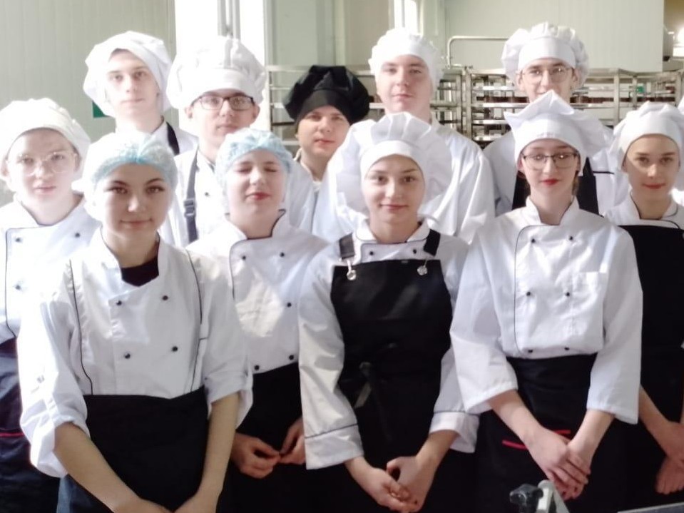 Кондитеры и повара из Лобни учатся печь куличи на передовом производстве