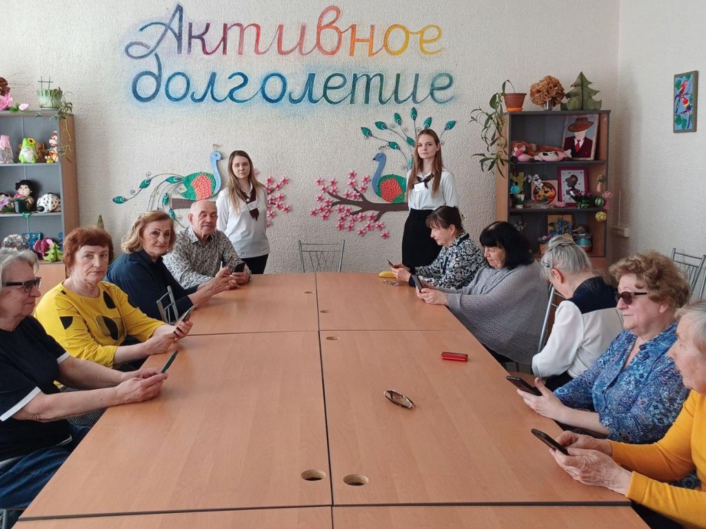 Ступинские долголеты осваивают компьютерную грамотность при помощи сотрудников МФЦ