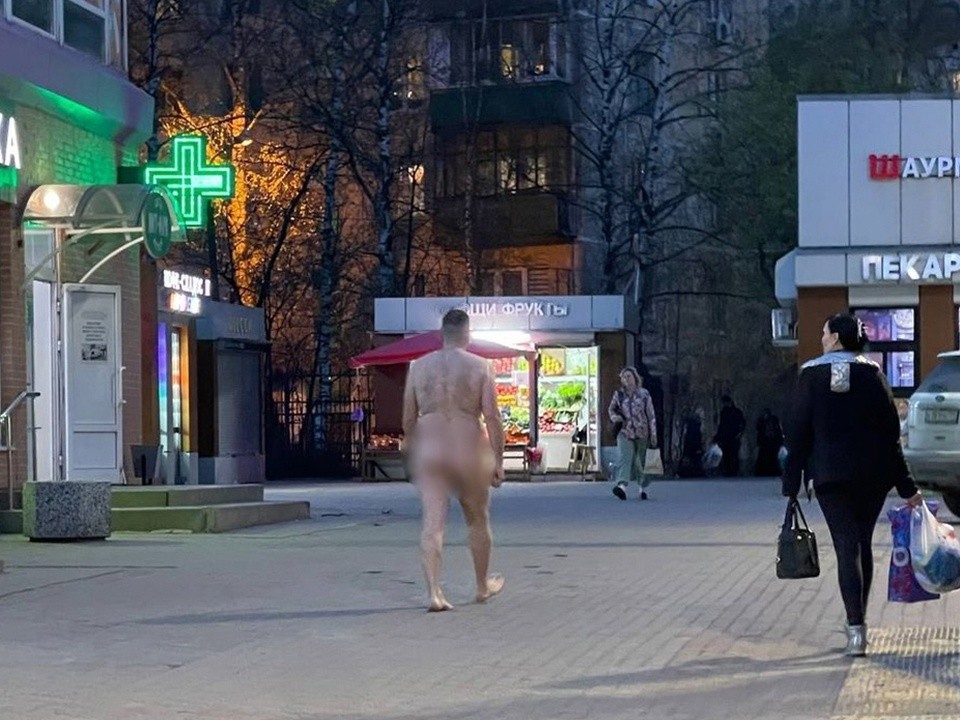 Обнаженный мужчина и дама с топором прогуливались по городским улицам в Одинцово