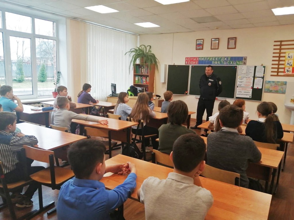 Перед каникулами школьникам напомнили правила дорожного движения