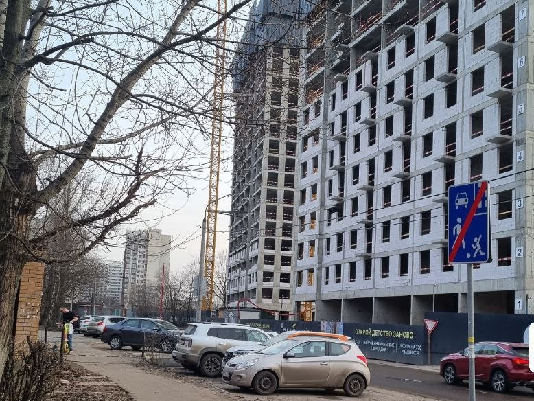 По просьбе реутовчан стройку жилого дома закрыли защитной сеткой