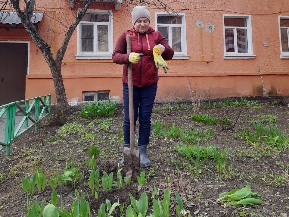 «Жуть, что творилось»: активистки дома на Заводской создали палисадник на месте бывшей помойки