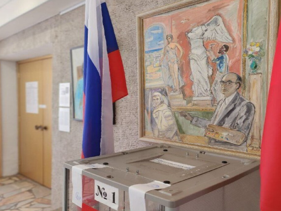 На одном из пущинских участков избиратели могут познакомится с работами известного советского авангардиста