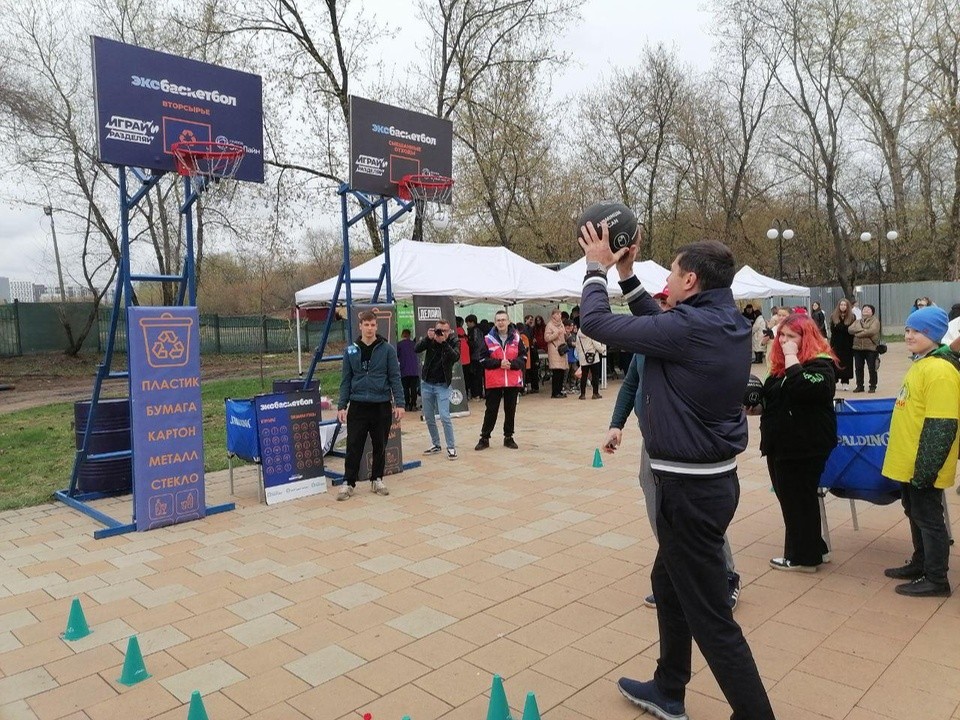 Жители Люберец изучали разделение и переработку отходов во время игры в ЭкоБаскетбол