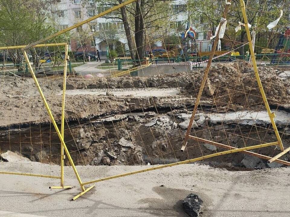 Дзержинцы пожаловались на коммунальную катастрофу во дворе
