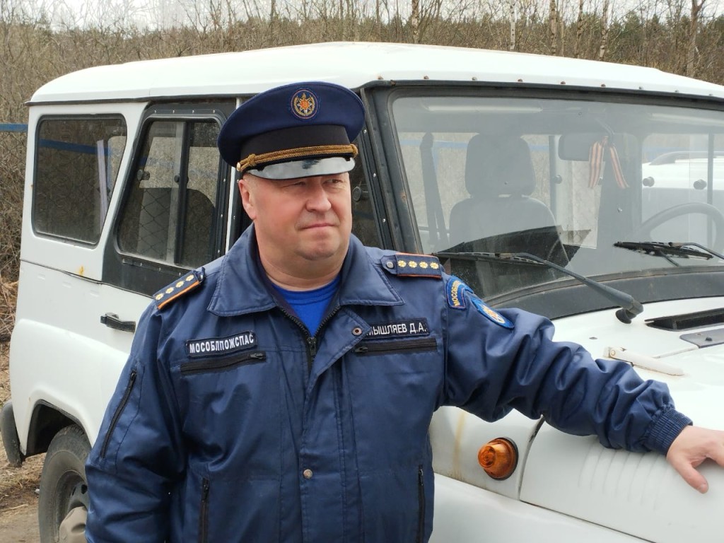 Подросток чуть не сорвался в реку Ламу, пытаясь достать с дерева рыболовные снасти