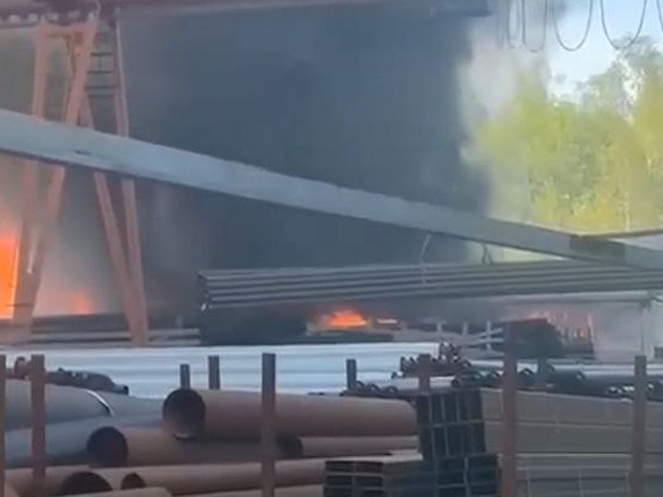 В Минэкологии рассказали, опасен ли горящий полиэтилен на складе в Раменском