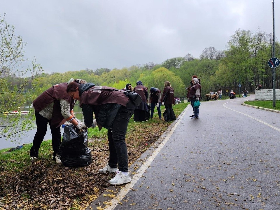 В ходе общеобластного субботника жители города убрали береговую линию озера Борисоглебское