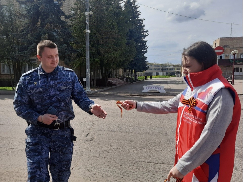 Хватит всем: на городские улицы вышли волонтеры с георгиевскими ленточками