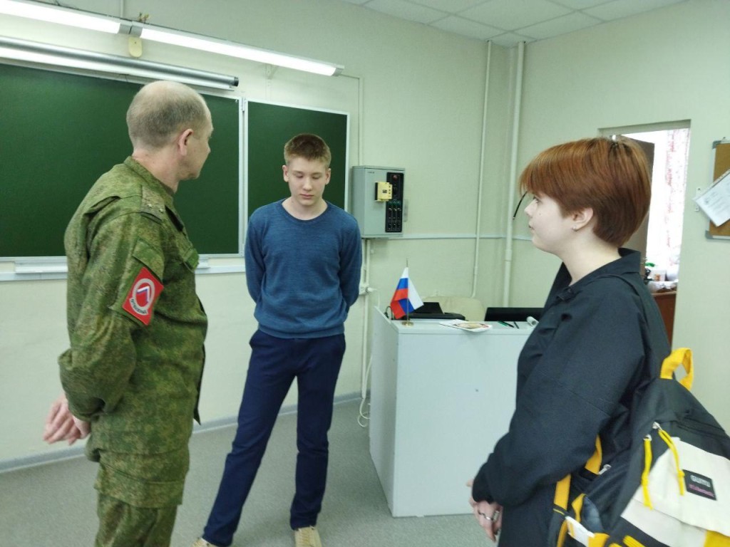 Браслеты выживания передали на фронт школьники во время общения с участником СВО