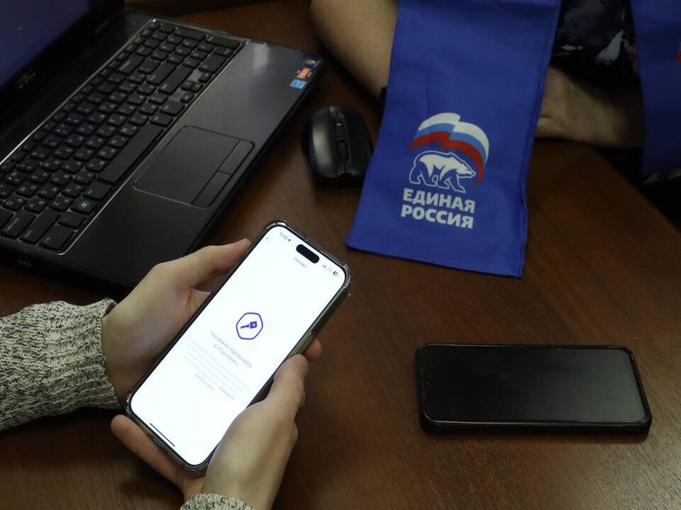 Жителей Дзержинского знакомят с возможностями приложения «Госключ»