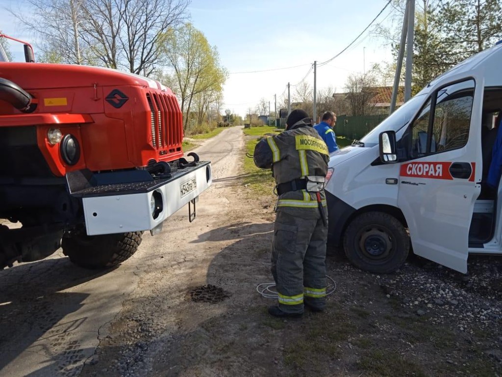 Застрявшую в грязи машину скорой помощи вытащили шатурские спасатели |  REGIONS.RU / Шатура