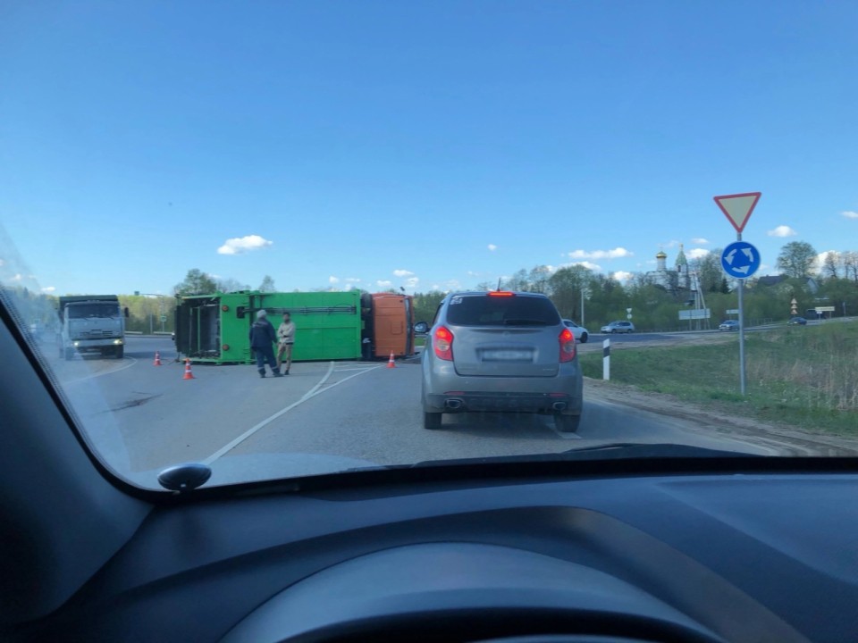 Мусоровоз перевернулся под Истрой