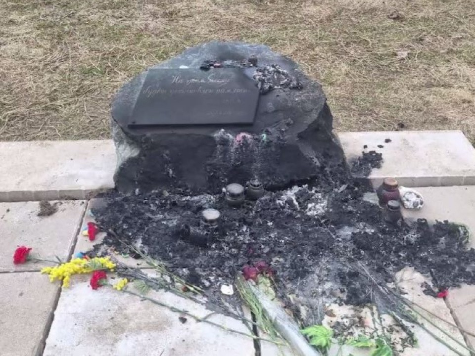 В Новой Москве задержали мужчину, который сжег цветы и игрушки у стихийного мемориала жертвам «Крокуса»
