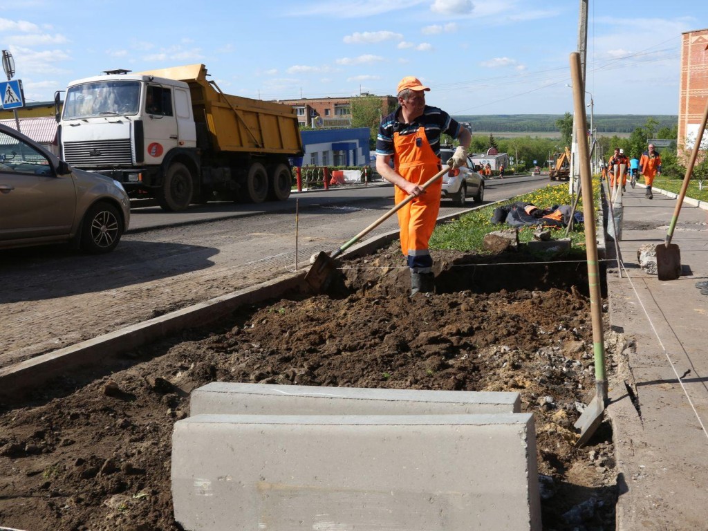 Тротуары во дворах на проезде Строителей и Институтском проспекте заасфальтируют этим летом