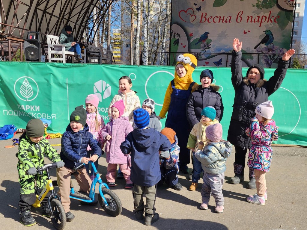 Отдыхающие в ногинском парке сразились с бумажными апельсинами и побросали мячи