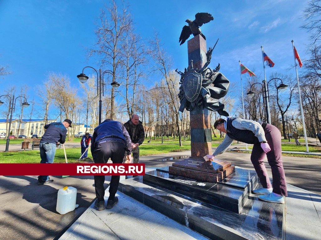 Ветераны пограничных войск Серпухова навели порядок в сквере на улице Володарского