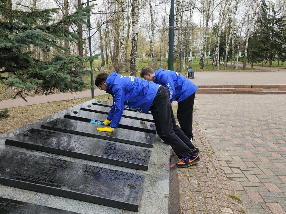 Особое внимание памятным местам: молодежь Дзержинского навела порядок в сквере Победы