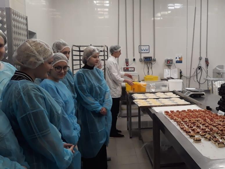 Учебная экскурсия в гипермаркет: школьники округа познакомились с условиями труда в крупной компании
