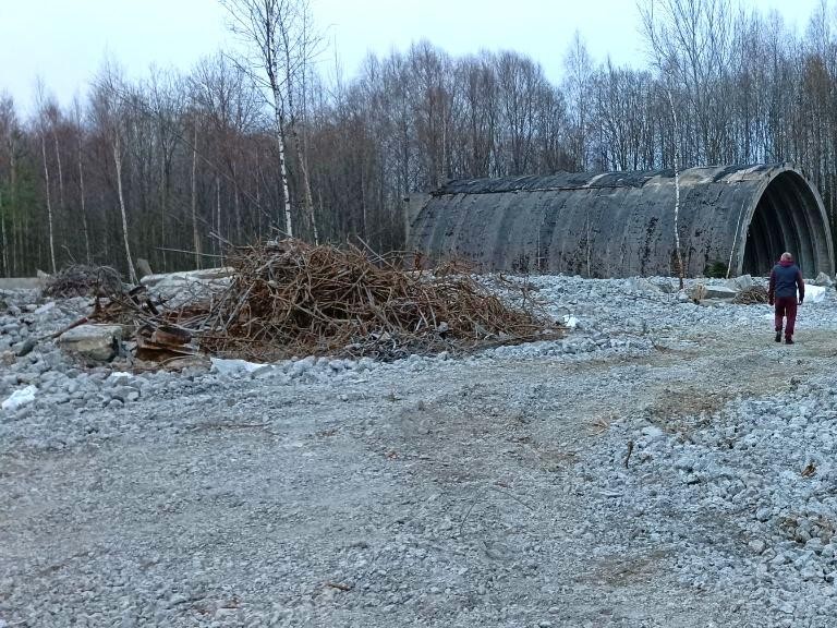 На въезд в заброшенную военчасть рядом с Ковригино установлен шлагбаум