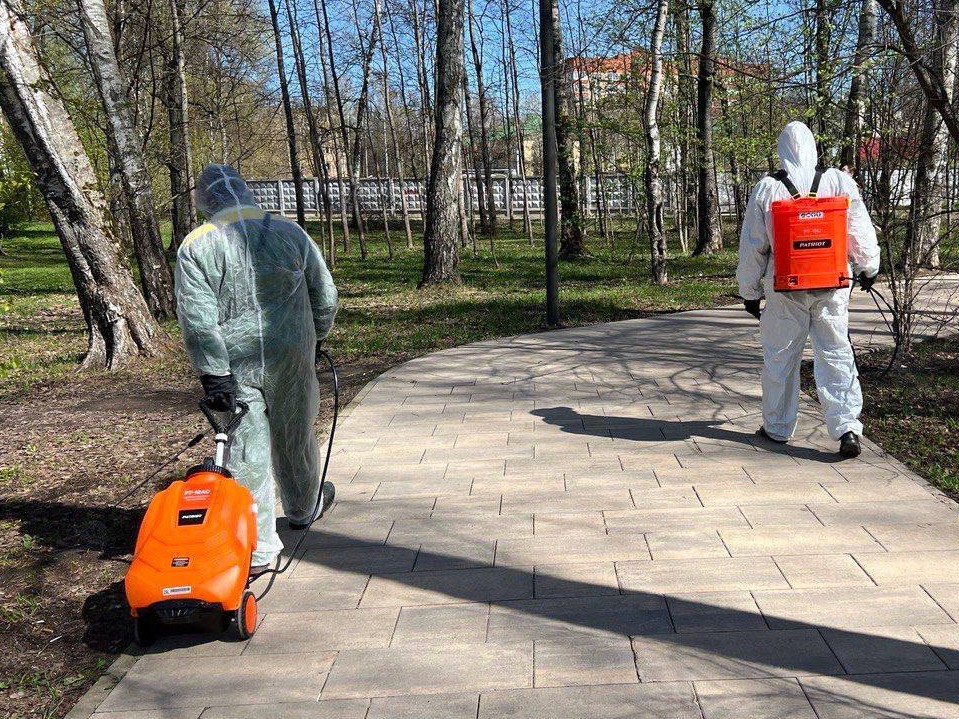 В парках Лобни проводят обработку от клещей