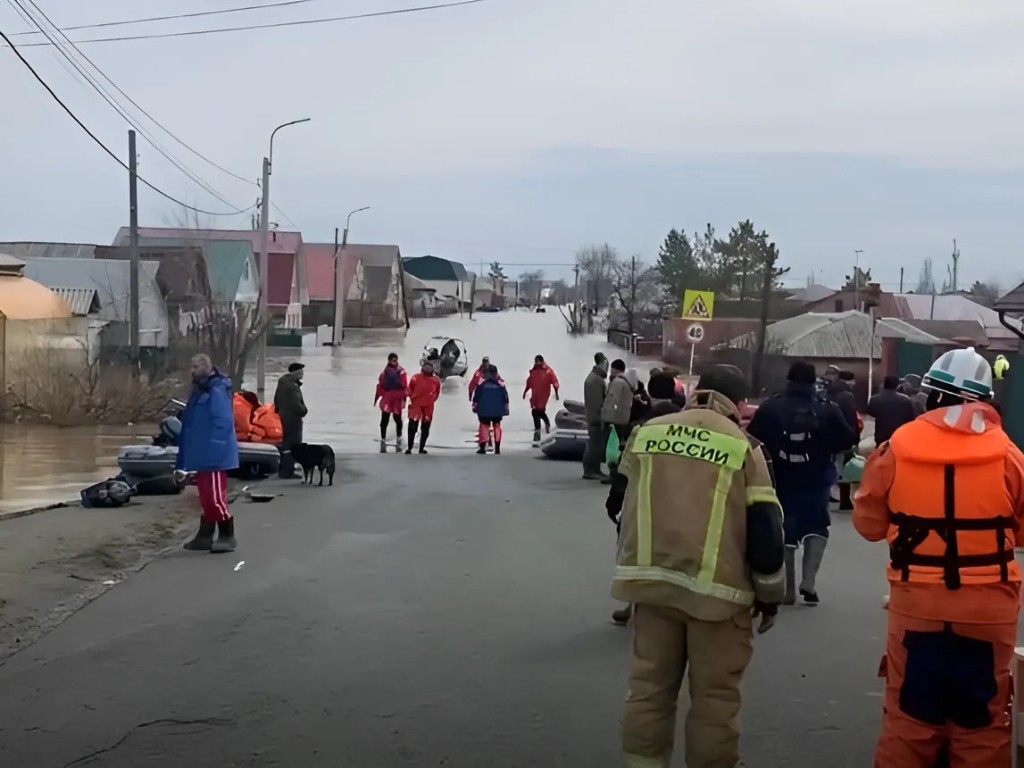 Команда Умара Кремлева помогает пострадавшим от наводнения жителям Орска