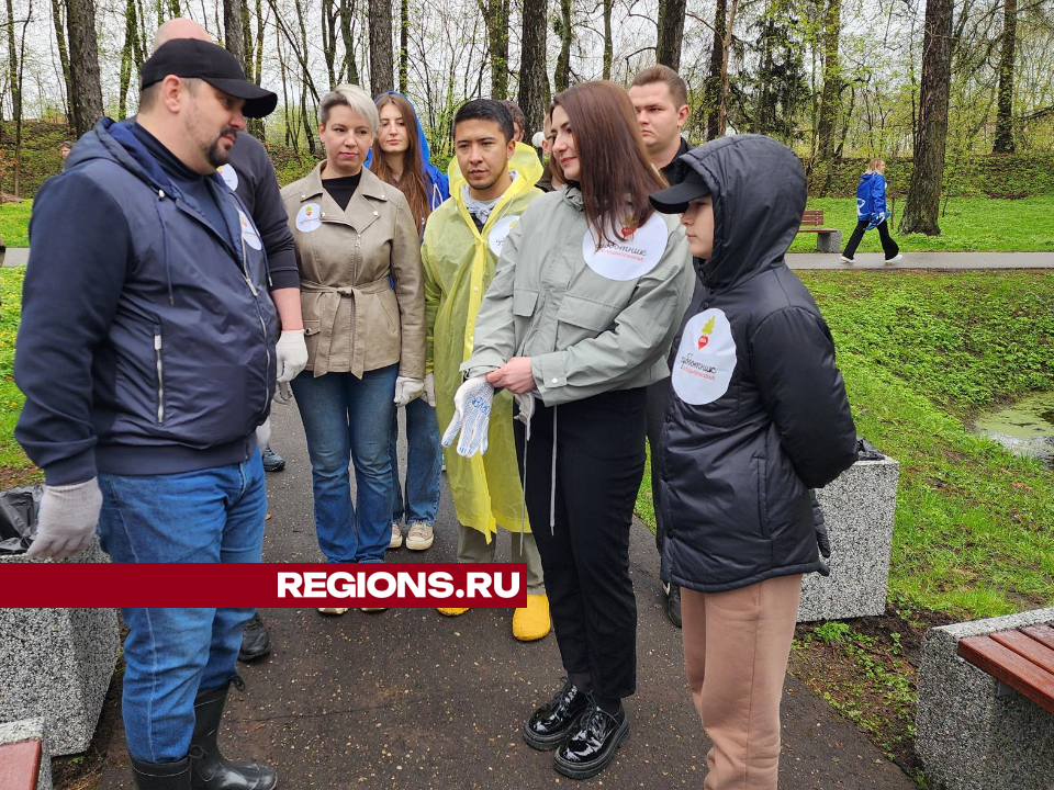 В «День добрых дел» семья военнослужащего СВО из Рузы высадила клены