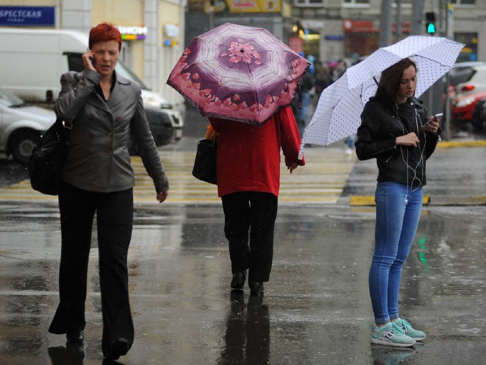 Холодный фронт подходит к столице: вечером ожидается дождь в Москве и Подмосковье