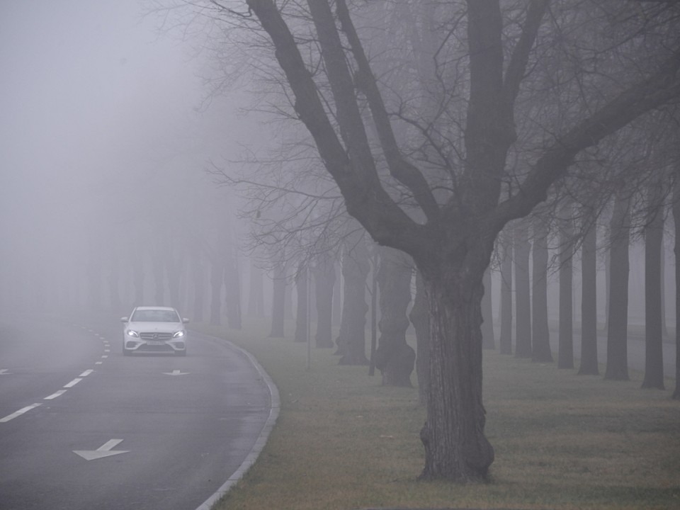 Автоэксперт объяснил правила безопасной езды во время тумана в Подмосковье