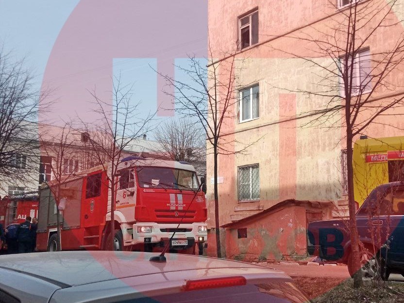 Мужчина выпал из окна во время пожара на улице Коммунистической