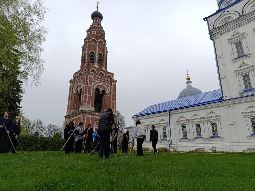 Одним добрым делом больше: ученики бронницкого лицея убрали территорию  храмового комплекса | REGIONS.RU / Бронницы