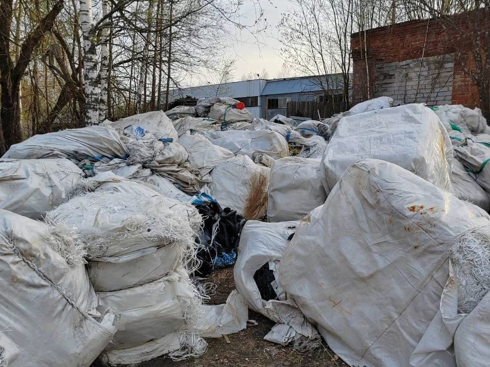 Склад отходов на производстве полиэтилена в Дмитровском Погосте обязались убрать в течение 3 дней