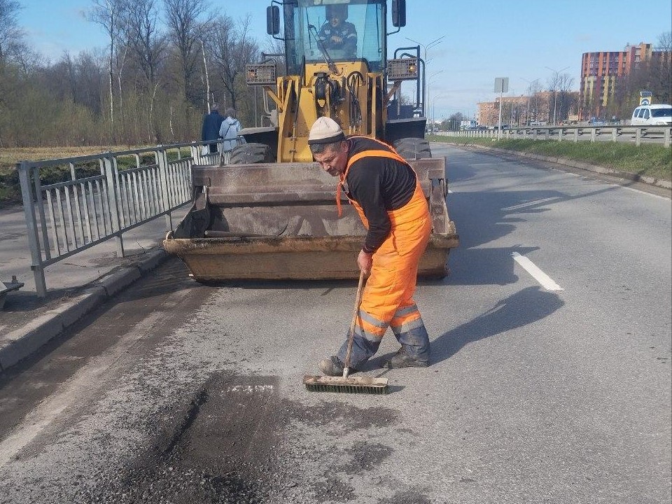 Дорожные службы города проводят ремонт и уборку на улице Первомайская и Лихачевском проезде