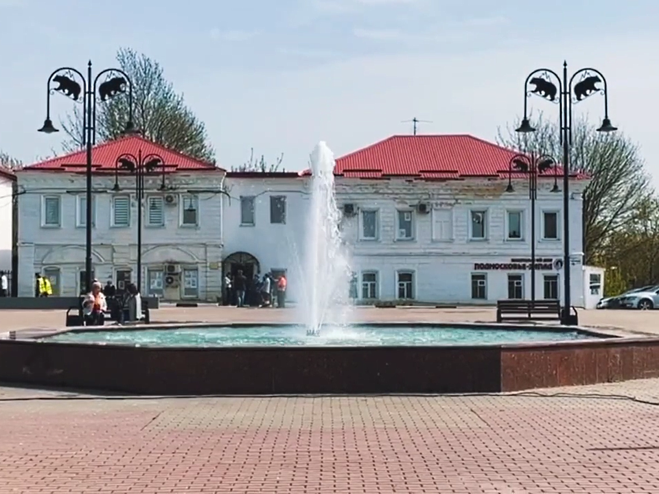 На площади Партизан в Рузе забил фонтан