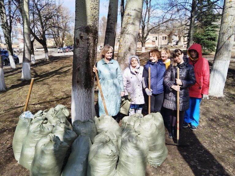 Работники Павлово-Посадской больницы вооружились метлами и граблями