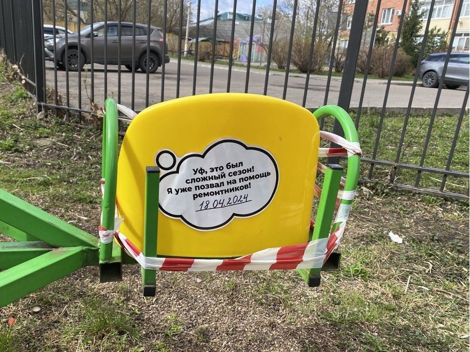 Информационные наклейки на детских площадках сообщают коломенцам о дате ремонта сломанных элементов