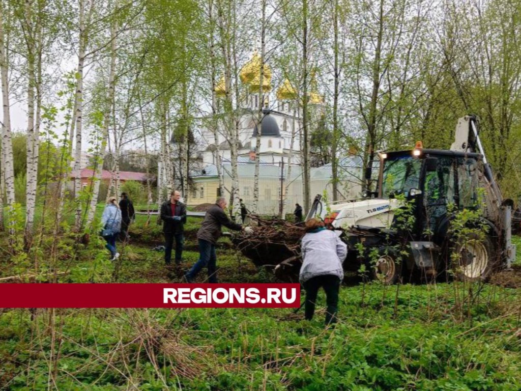 Вперед в прошлое: сотрудники Дмитровского кремля расчистили территорию для археологических раскопок