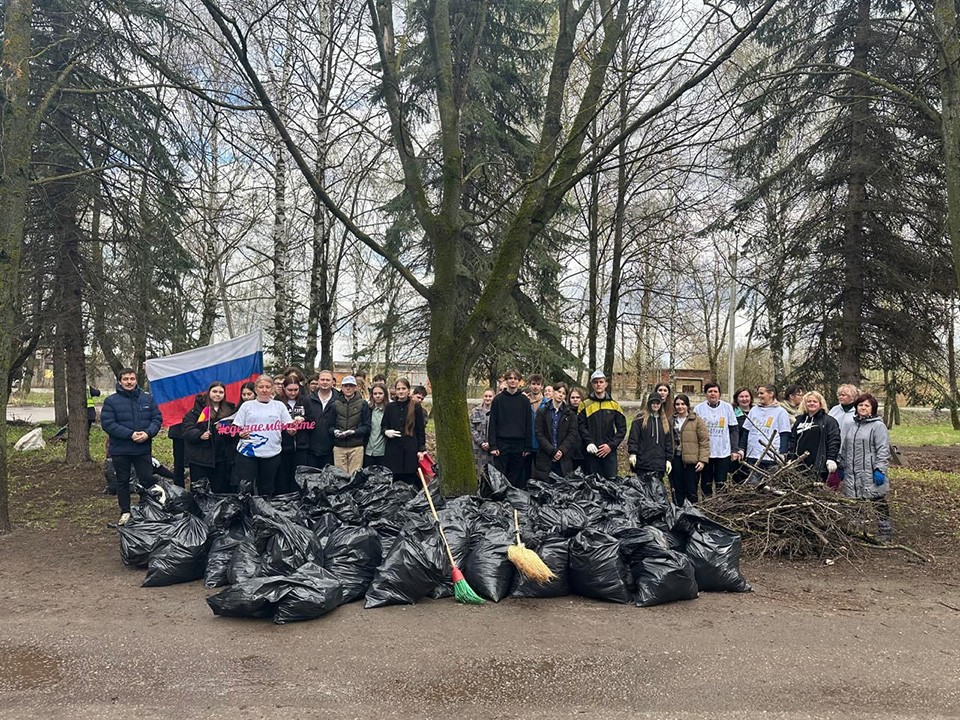 Жители привели в порядок мемориал защитникам Родины и местный парк в деревне Чемодурово