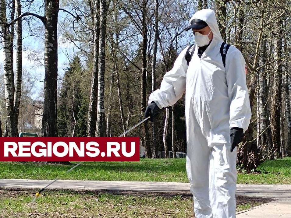 В Лобне продолжается дезинсекция парков от клещей