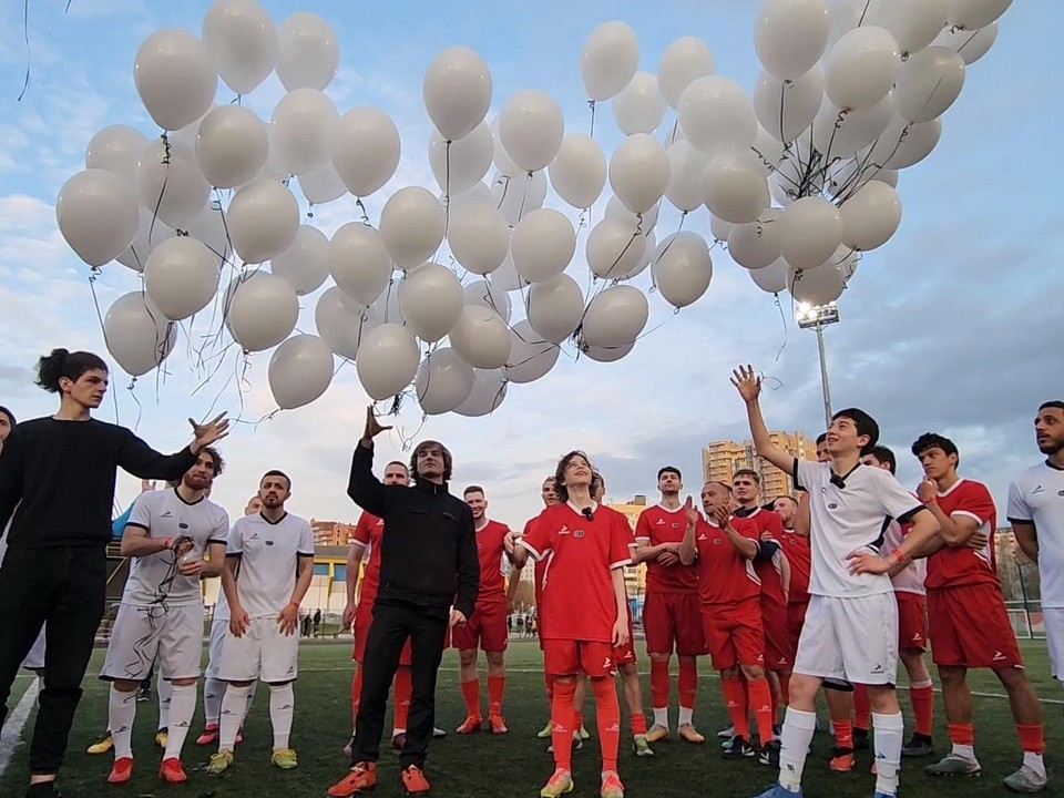 Благотворительный футбольный матч в Одинцове завершился запуском в небо белых шаров