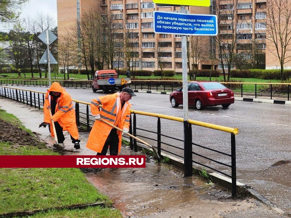 Для очистки центральных улиц от мусора в Протвино используют «Бродвей»