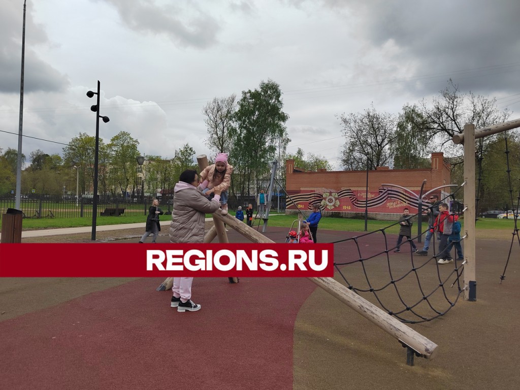 Резиновое покрытие на детских и спортивных площадках отремонтируют в парках округа