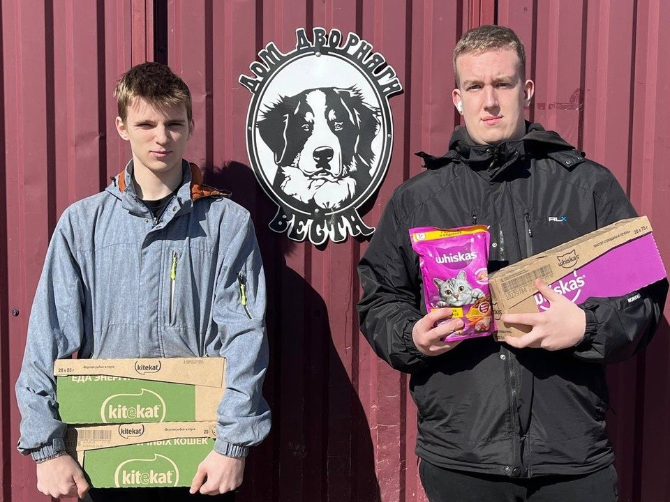 Студенты Павловского Посада доставили корм в приют для бездомных животных