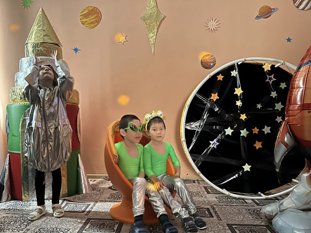 Поближе к звездам: сотрудники семейного центра «Дмитровский» познакомили детей с космосом