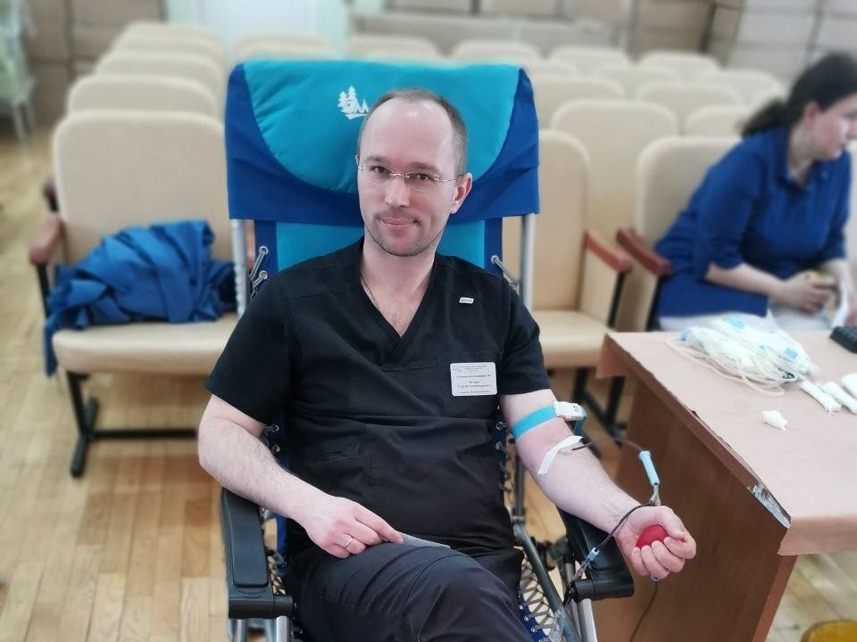 Эстафета доноров: сотрудники МОЦОМДа сдали около 10 литров крови за день