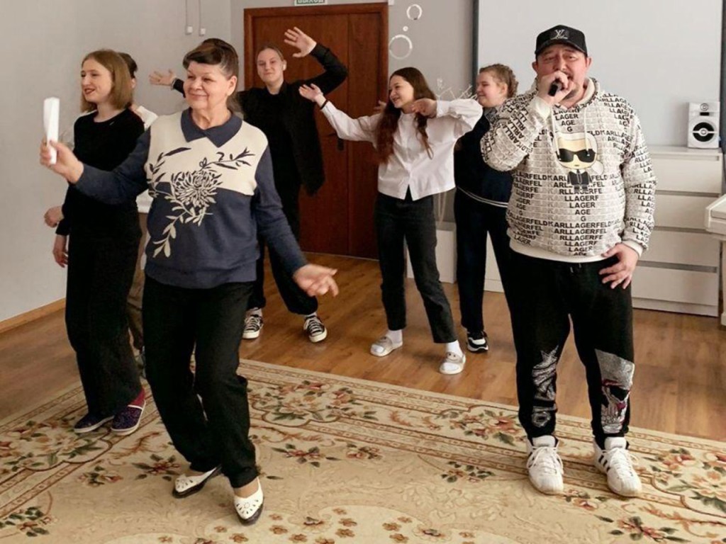 Композитор, популярная певица и радиоведущий устроили праздник для детей в социальном центре в Пушкино
