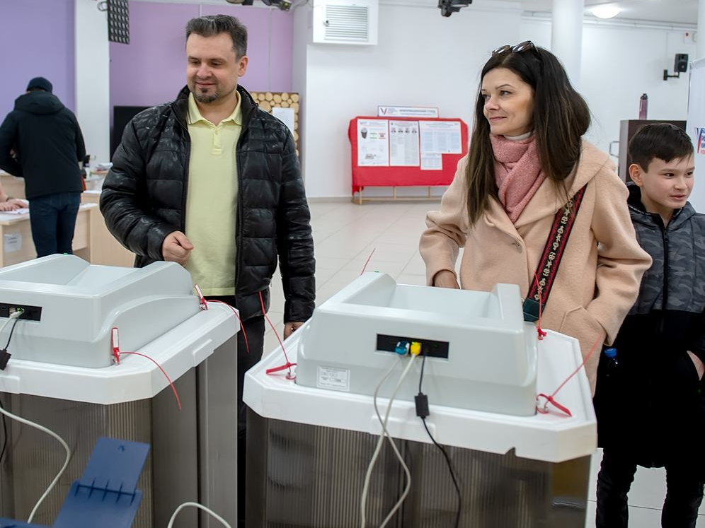Многодетной семье в годовщину свадьбы на избирательном участке вручили сладкие подарки