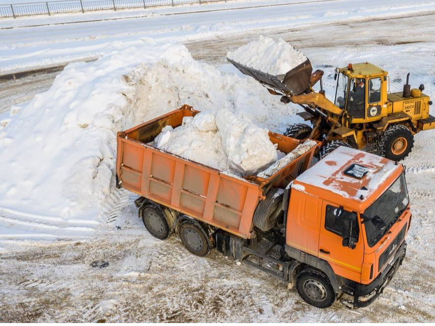 Стало известно, какой объем снега вывезли дорожники с городских улиц с начала зимы