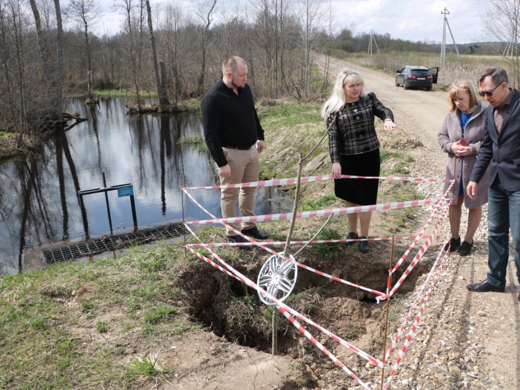 Земля провалилась у дороги в деревне Боборыкино