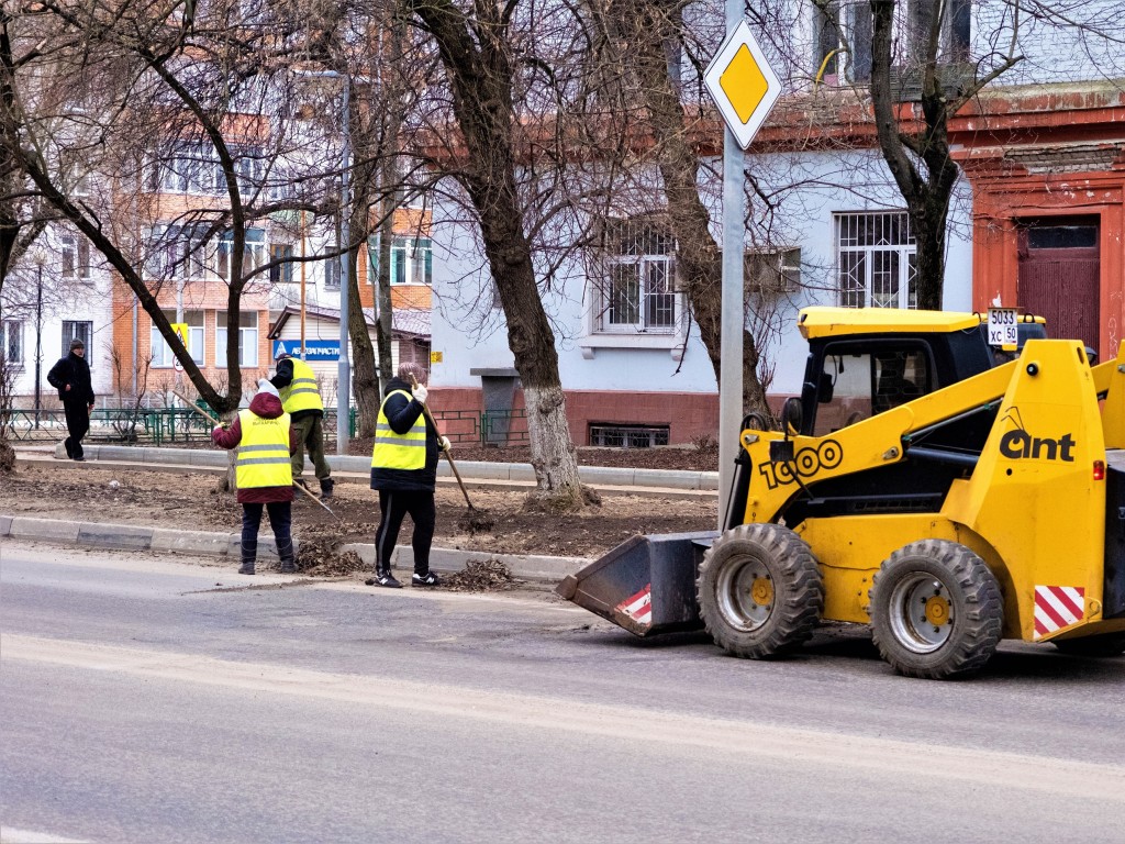 Лыткаринские коммунальщики наводят порядок в городе после зимы | REGIONS.RU  / Лыткарино